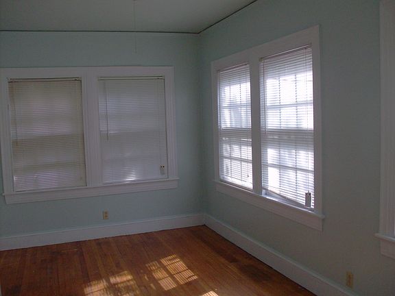 4th image of 400 E 4th St