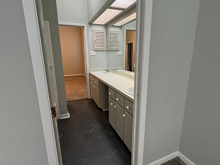 311 Hampton Ct — Photo 12
