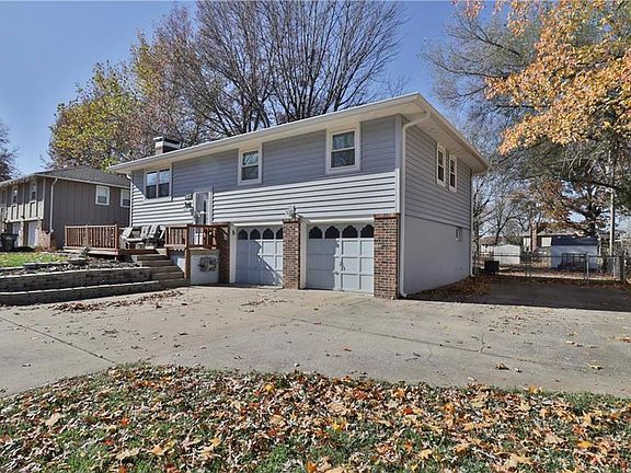 3rd image of 905 SW Speas Dr