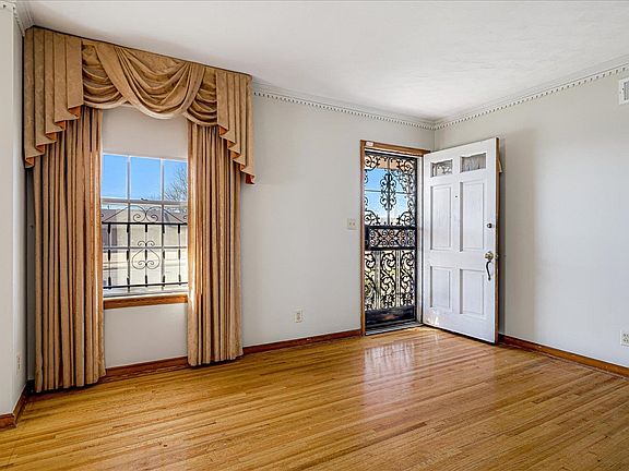 4th image of 2416 Rozelle St