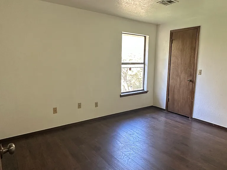 1145 Robin Hood Ln — Photo 31