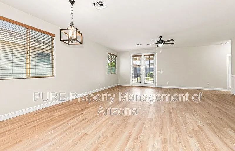 4 bed, 2.0 bath, 2215 sqft, $2,195 — Photo 2
