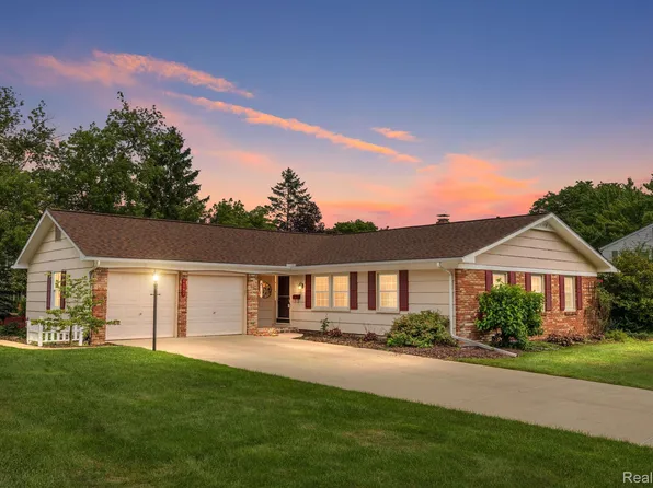 4842 Danbury Dr W, Troy, MI 48085