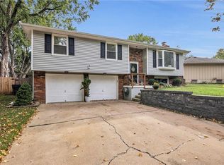 124 SW Sandstone Dr, Blue Springs, MO 64014