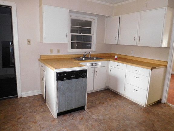 4th image of 1004 W Pecan St