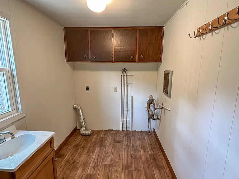 1714 Viking Ave — Photo 9