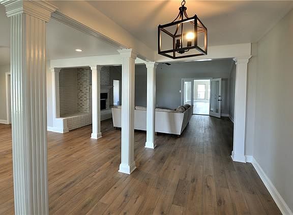 2nd image of 423 River Oaks Dr
