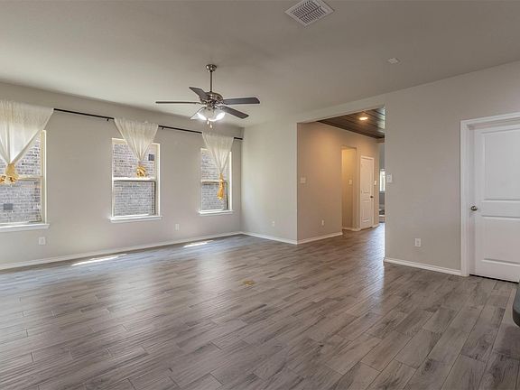 5th image of 1800 Emilia Dr