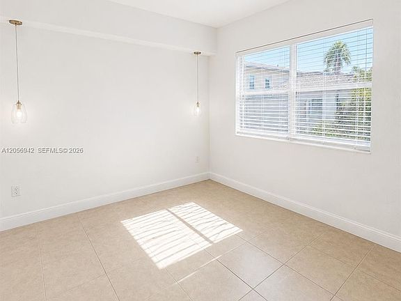 4th image of 2249 Johnson St