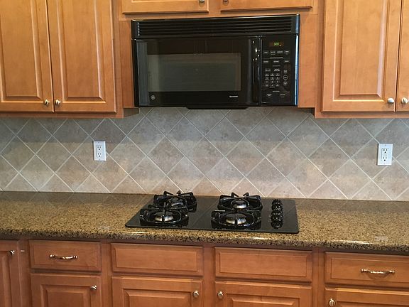 Gas range w tile backsplash