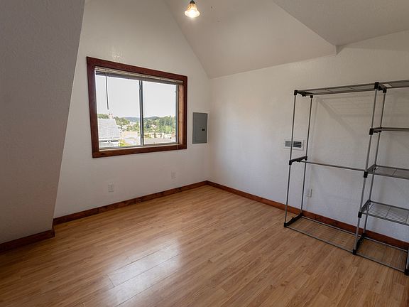 5th image of 611 Railroad Ave #4