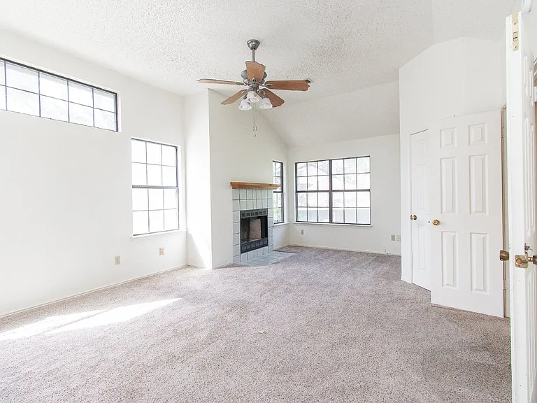 2304 Iowa Dr — Photo 10