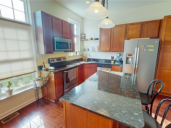 3rd image of 29 Grandview Dr