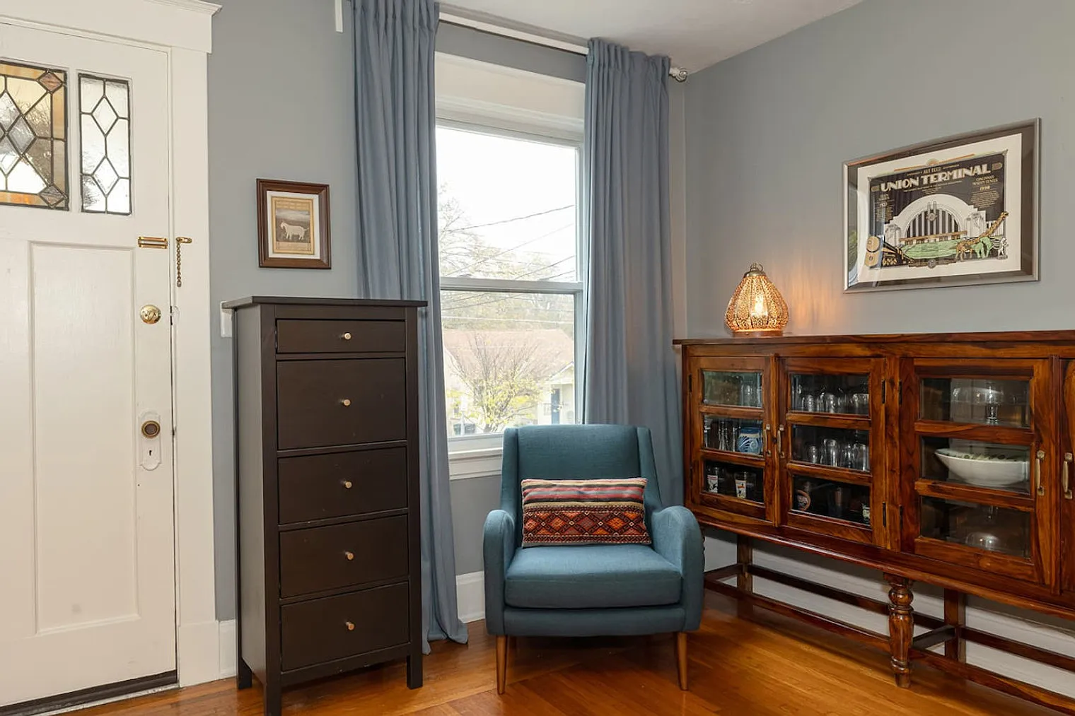 2 bed, 1.0 bath, 2960 sqft, $3,615 — Photo 2