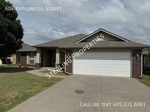 604 Applewood St Photo 1