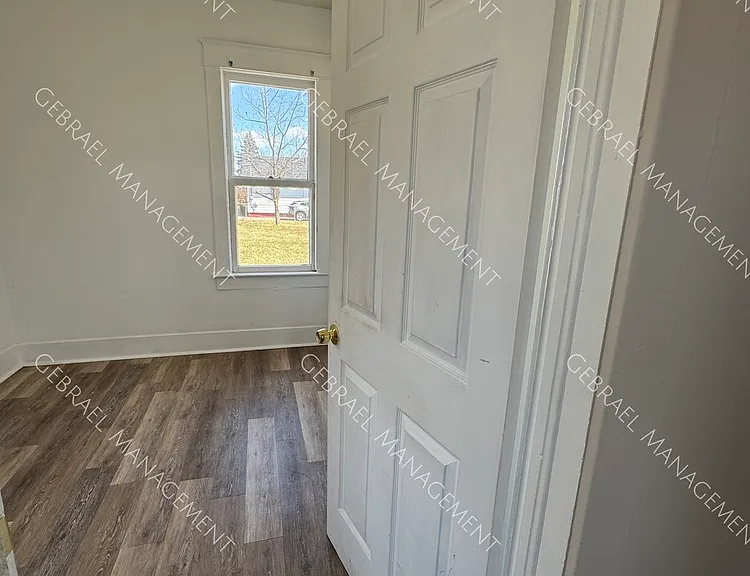 726 E York Ave — Photo 9