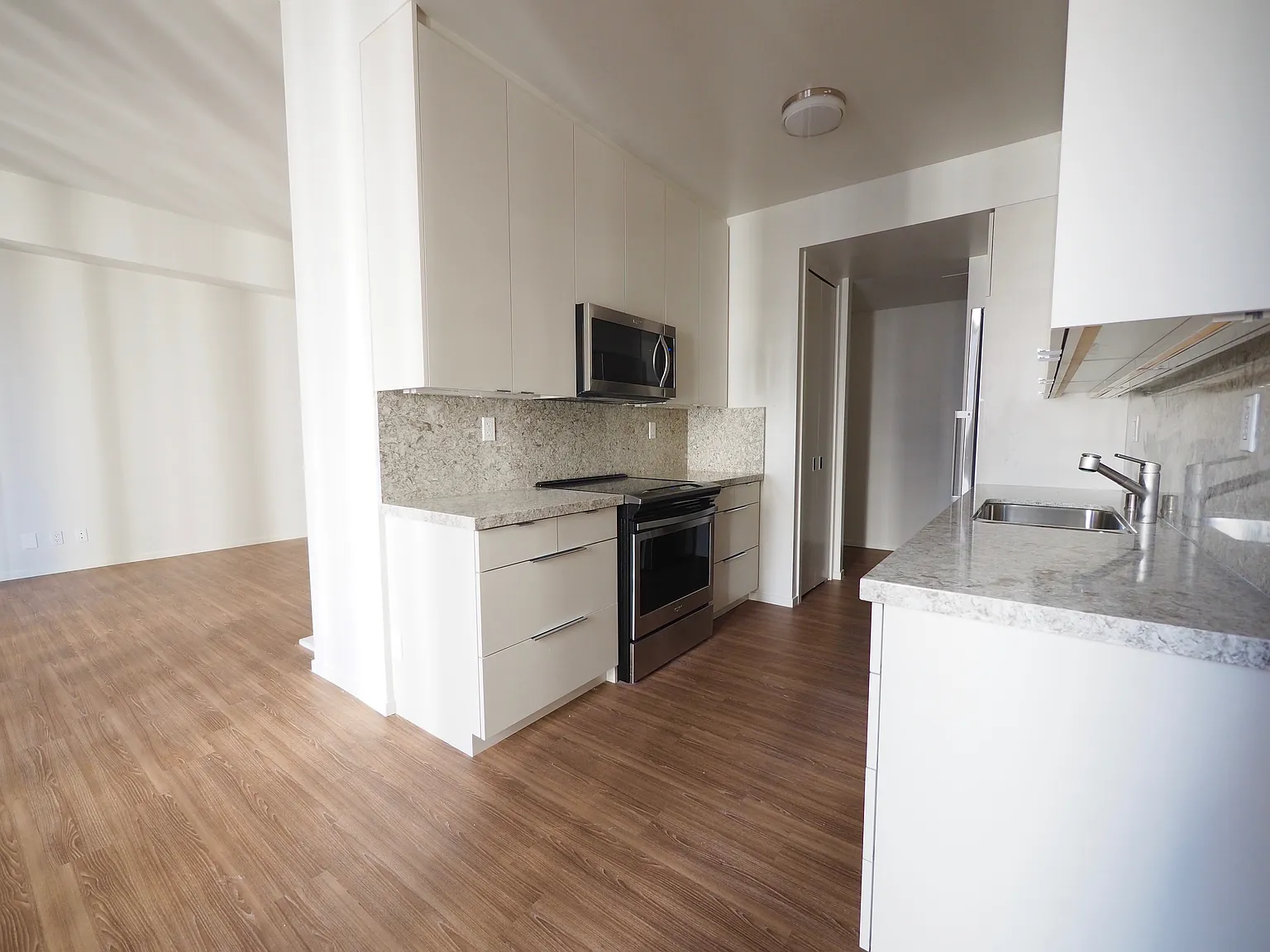 One Pine Street — Photo 2