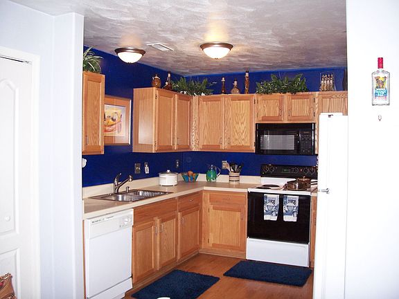Large Eat-in Kitchen w/ lots of Storage Cabinets 