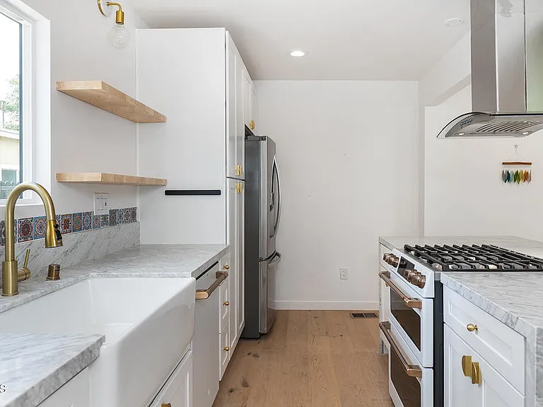 180 W Harriet St — Photo 8