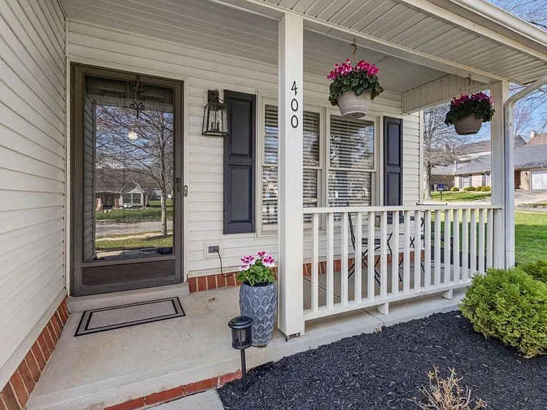 400 Amberley Dr — Photo 17