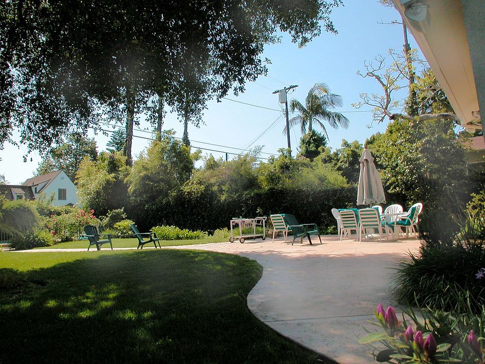 Path to pool area