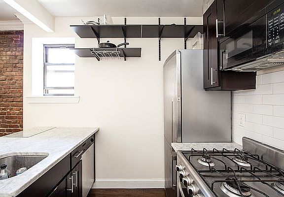 5th image of 8 Centre Market Pl APT 8