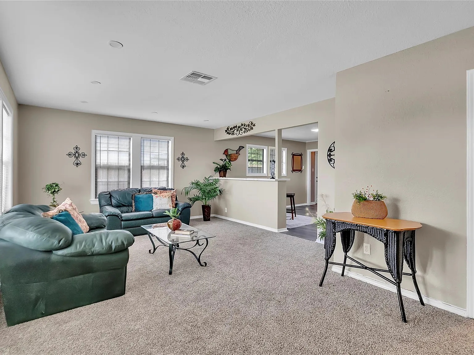 4 bed, 2.0 bath, 1596 sqft, $2,800 — Photo 2