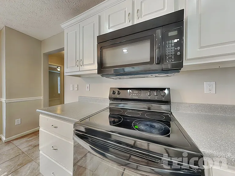 2051 Meadowglen Ln — Photo 9