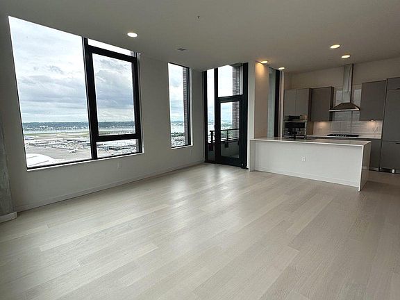3rd image of 3030 Potomac Ave #Penthouse 1