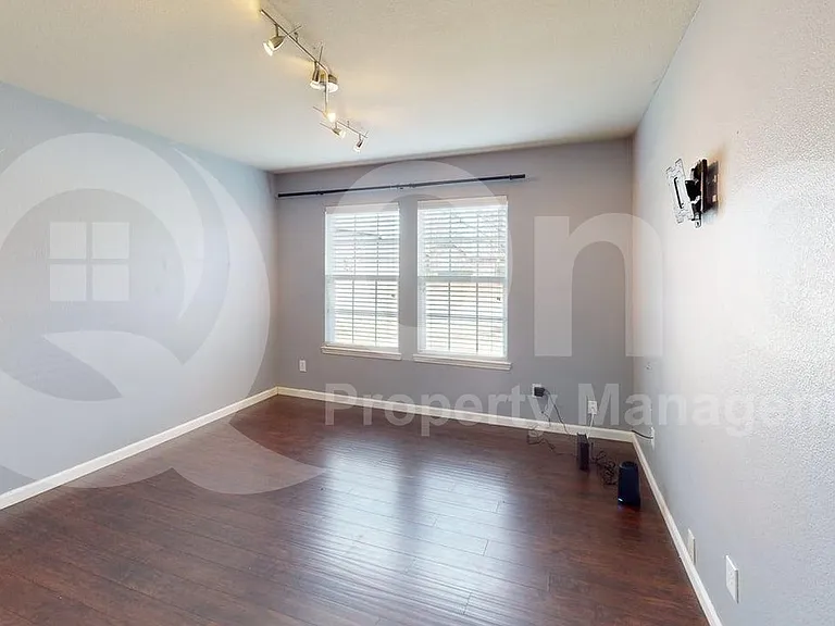 476 Eisenhower Ln — Photo 15