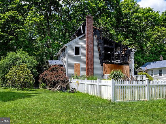 3rd image of 27 E Franklin Ave
