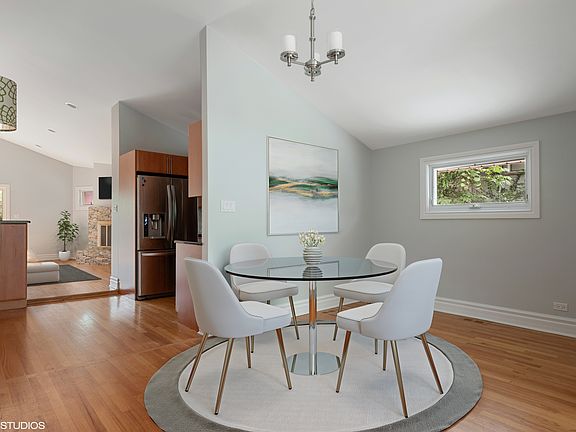 3rd image of 3211 Wilmette Ave