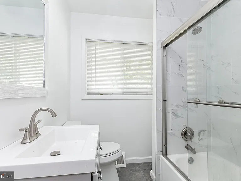 13905 Parkland Dr — Photo 25