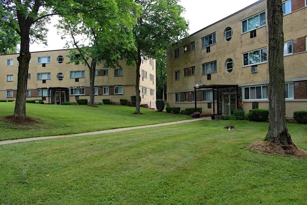 Bel Aire Apartments — Photo 3