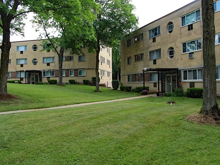 Bel Aire Apartments — Photo 3