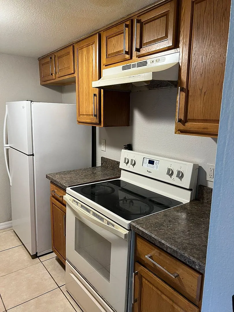 865 Sky Lake Cir — Photo 2