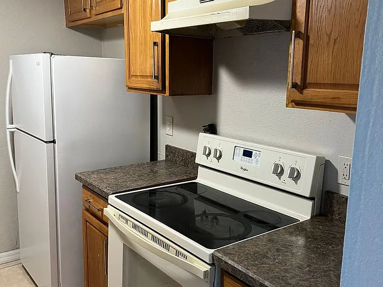 865 Sky Lake Cir #A — Photo 2