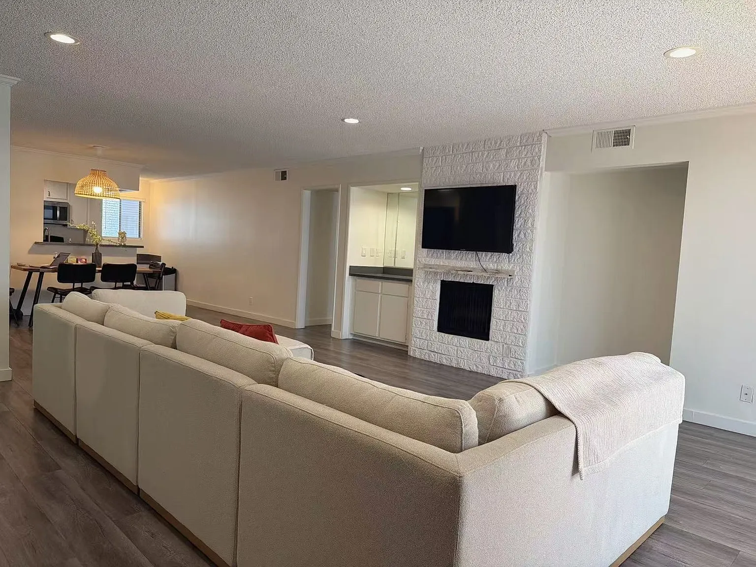 2 bed, 1182 sqft, $3,400 — Photo 2