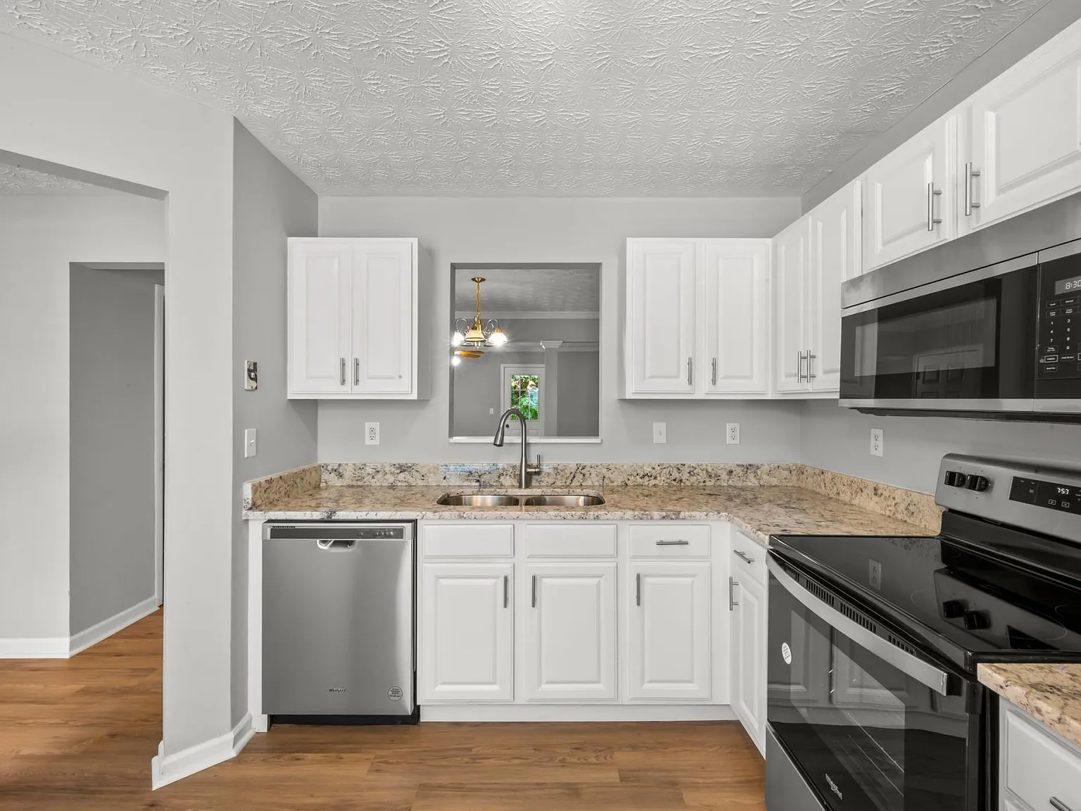 3 bed, 2.5 bath, 1372 sqft, $1,800 — Photo 2