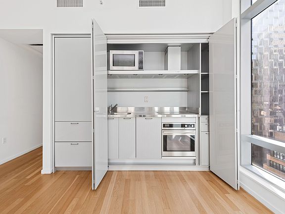 5th image of 18 W 48th St APT 22E