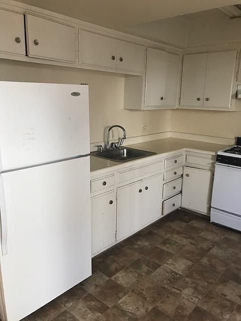 2nd image of 1458 Phoenix Dr APT 7