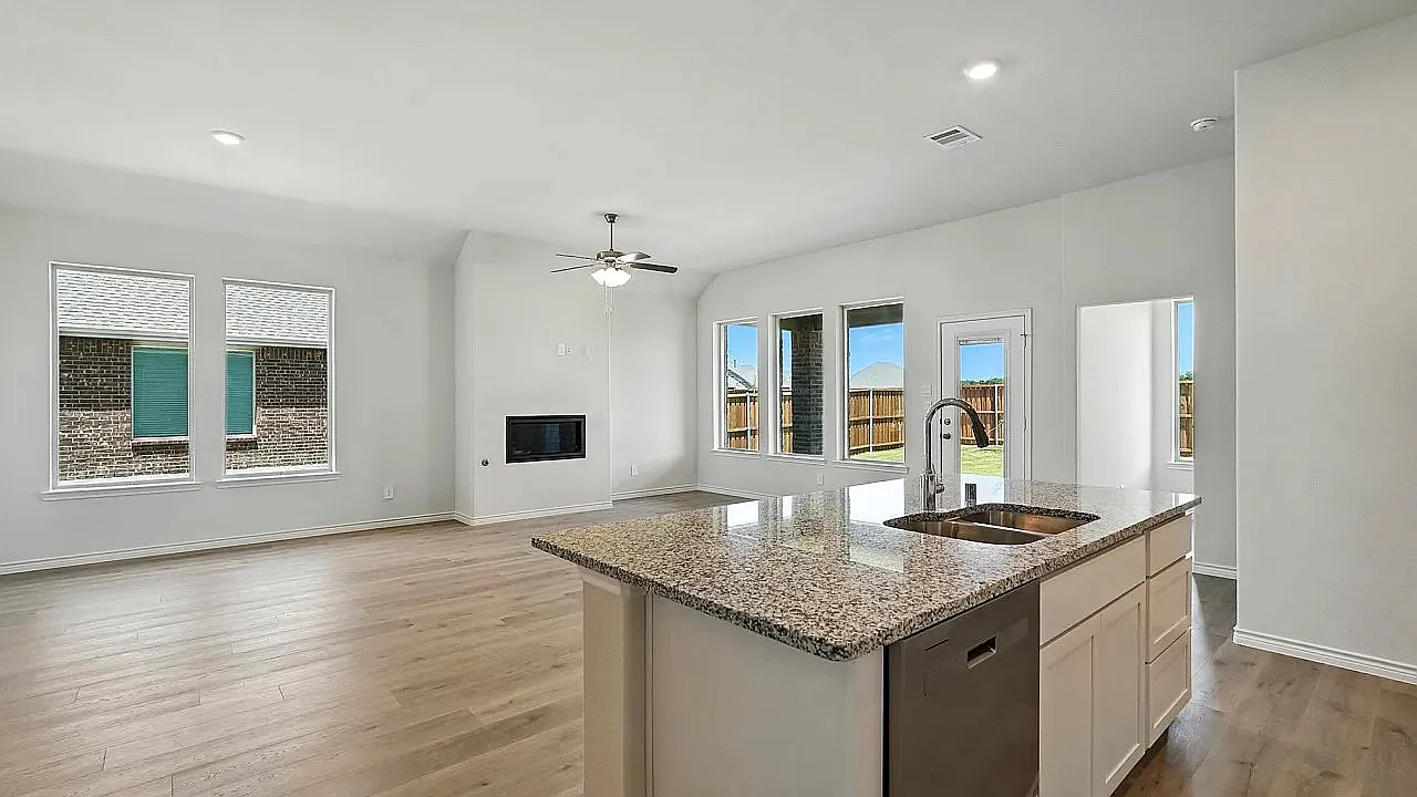 4 bed, 1935 sqft, $3,573 — Photo 4