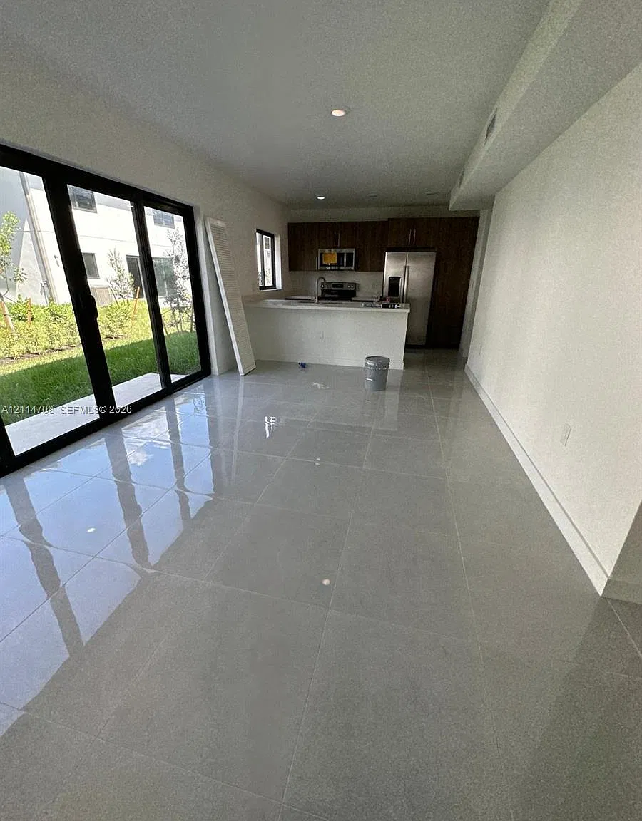 5 bed, 4.5 bath, 1902 sqft, $3,500 — Photo 3