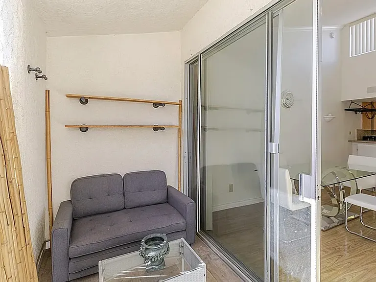 5325 Newcastle Ave — Photo 7