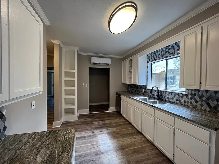1010 Avenue K — Photo 9