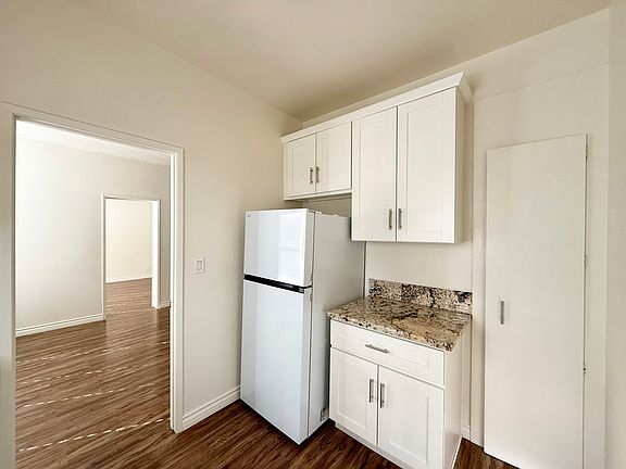 3rd image of 297 S Marengo Ave #4989bd9c2