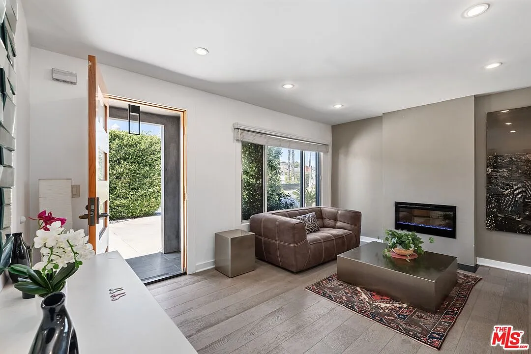 5 bed, 3.0 bath, 2084 sqft, $7,500 — Photo 2