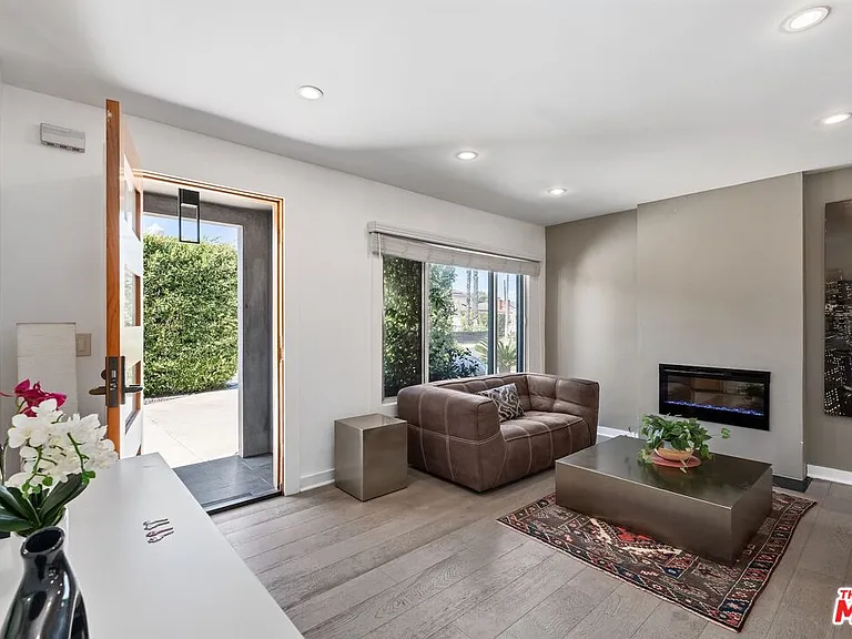 6440 W 87th Pl — Photo 3