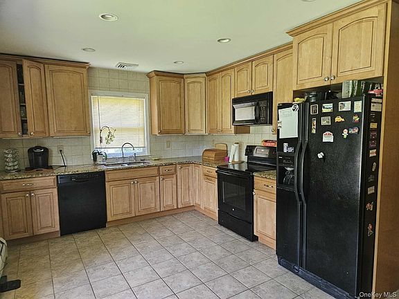 2nd image of 21 VERPLANCK Avenue
