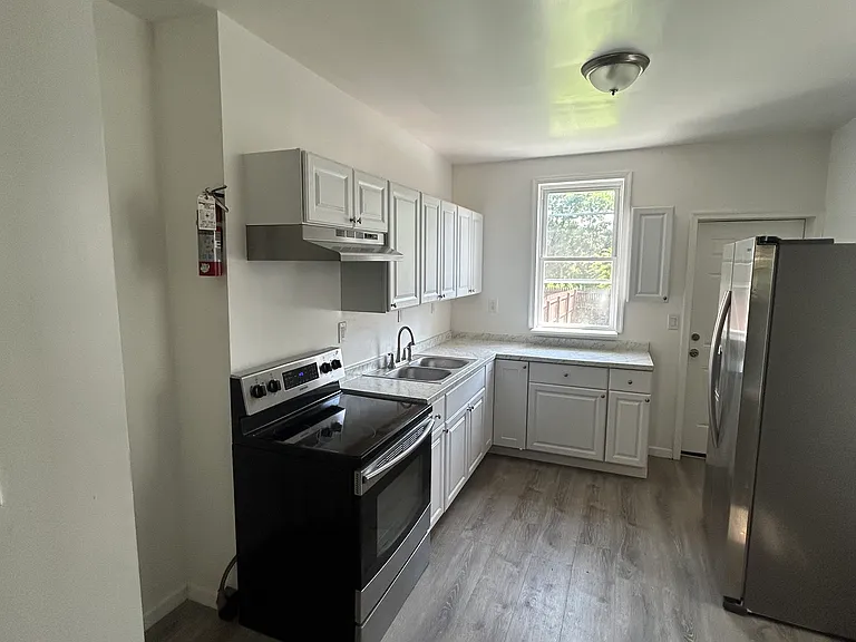 202 Carlisle St — Photo 3